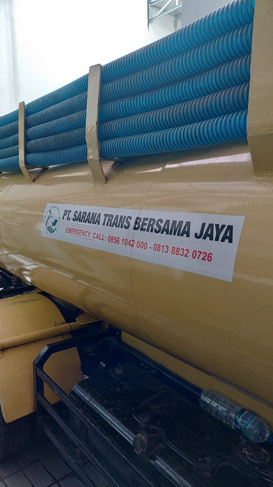 Karyawan kami melakukan penanganan limbah dengan standar keamanan tinggi